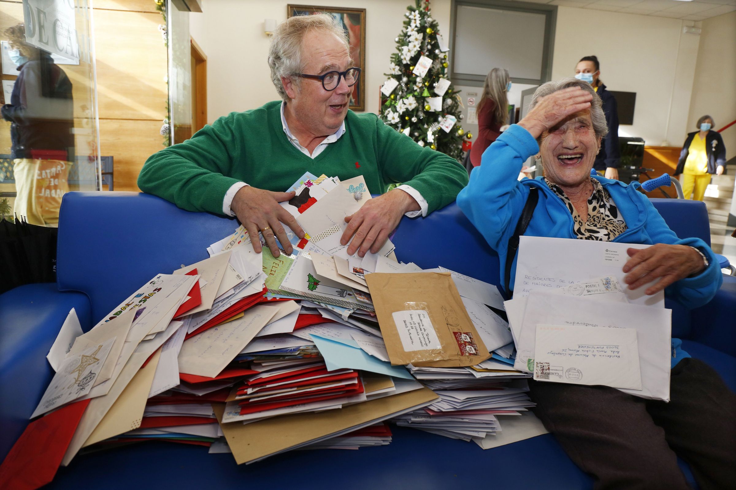 Juanjo L�pez, director da residencia de maiores de Campolongo e unha usuaria sorprendidos despois de recibir m�is de 3.500 cartas para paliar a soidade dos residentes. 14/12/2022