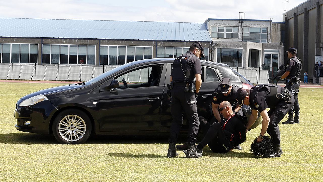 Exhibicion de la Policía Nacional para los escolares de Ribeira con helicoptero, caballería, perros de rastreo