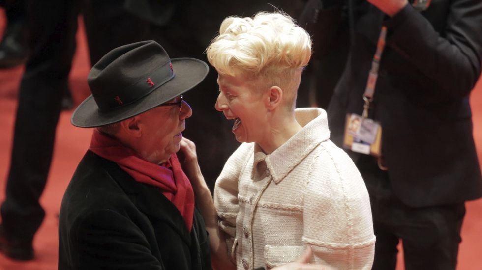 La actriz británica Tilda Swinton saluda al director del festival Dieter Kosslick.