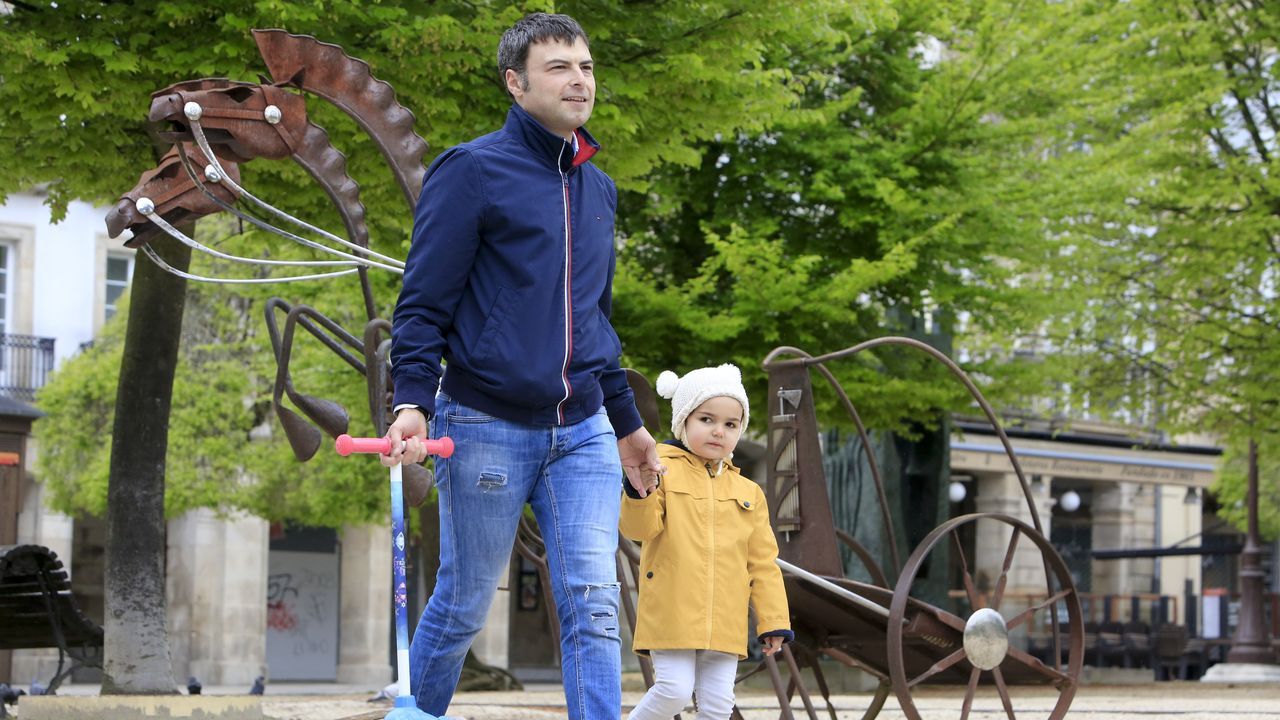 Catalina pasea con su padre por la Praza Maior