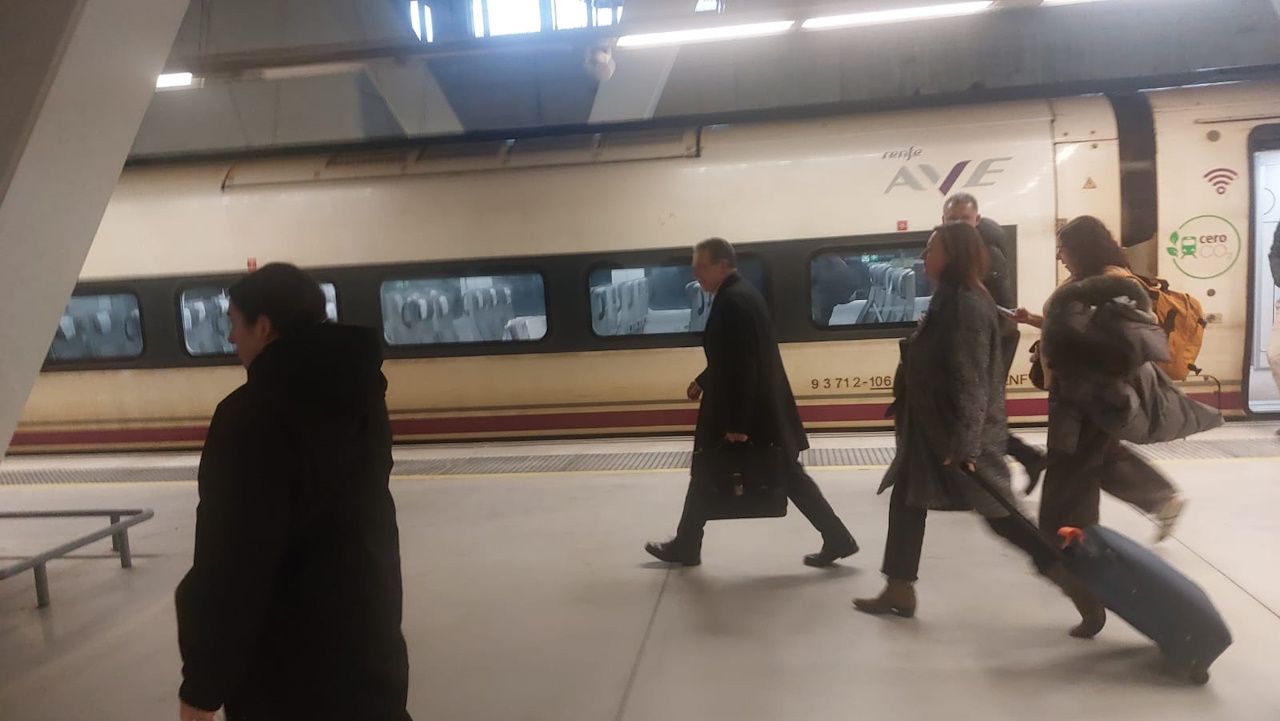 En total, Abel Caballero tard� 17 horas en llegar a Vigo desde Madrid, tras el aterrizaje frustrado en Peinador ayer con AirEuropa y el retraso en el viaje en tren este viernes
