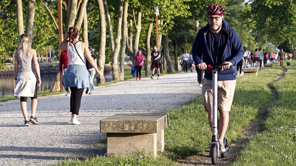 Miles de personas salen a pasear en Pontevedra en el segundo día de la desescalada