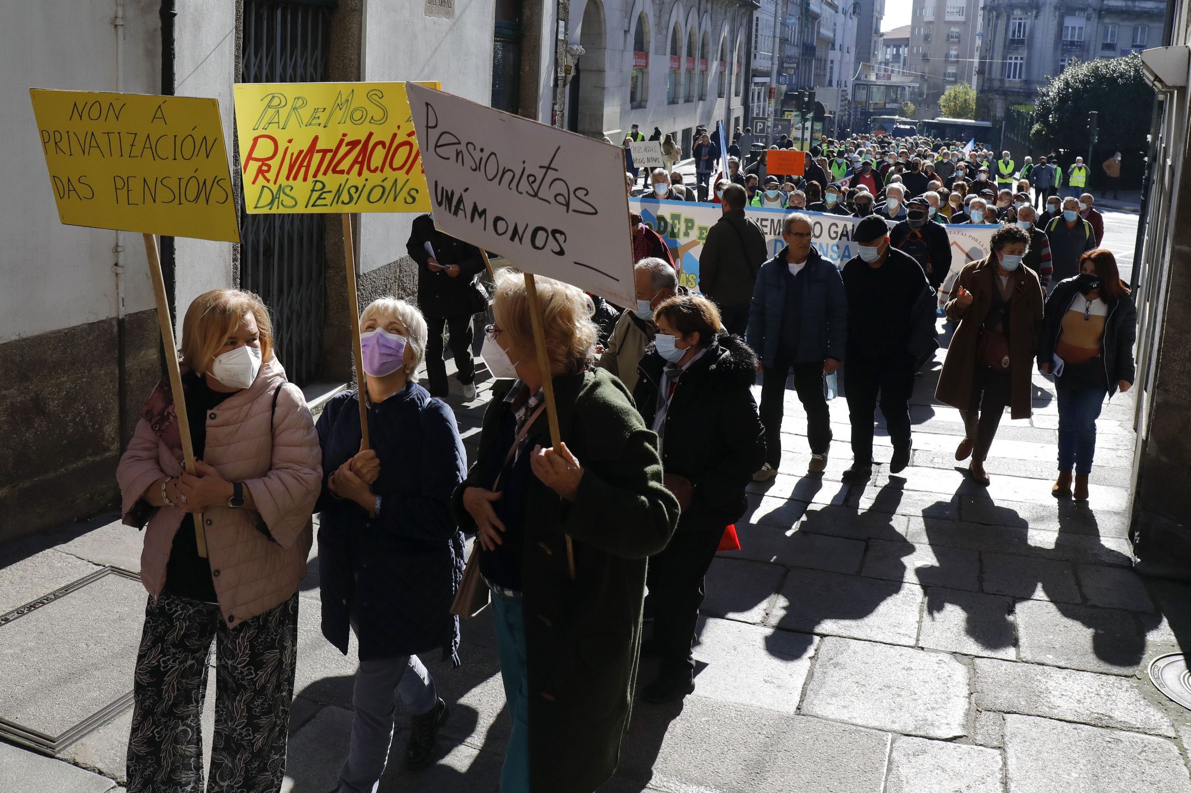Manifestaci�n de pensionistas percorren as r�as de Santiago por unhas pensi�ns dignas. 13/11/2021