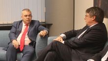 Imagen facilitada por Junts de la primera reuni�n entre el secretario de Organizaci�n del PSOE, Santos Cerd�n y Carles Puigdemont cuando se negoci� la investidura de Pedro S�nchez