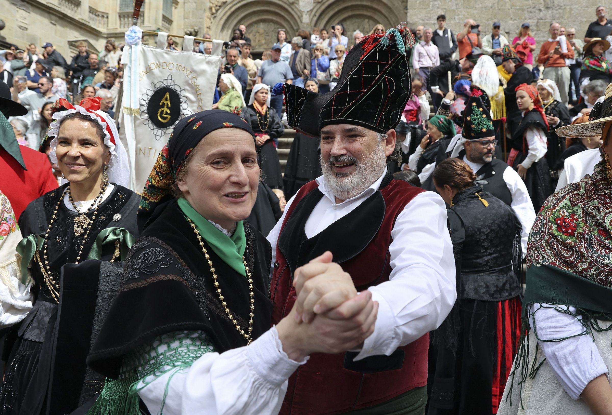 A alcaldesa Goretti Sanmartn, baila co concellal doPP, Jos A. Constenla durante os actos do da do traxe galego das festas do Apostol. 21/07/2024