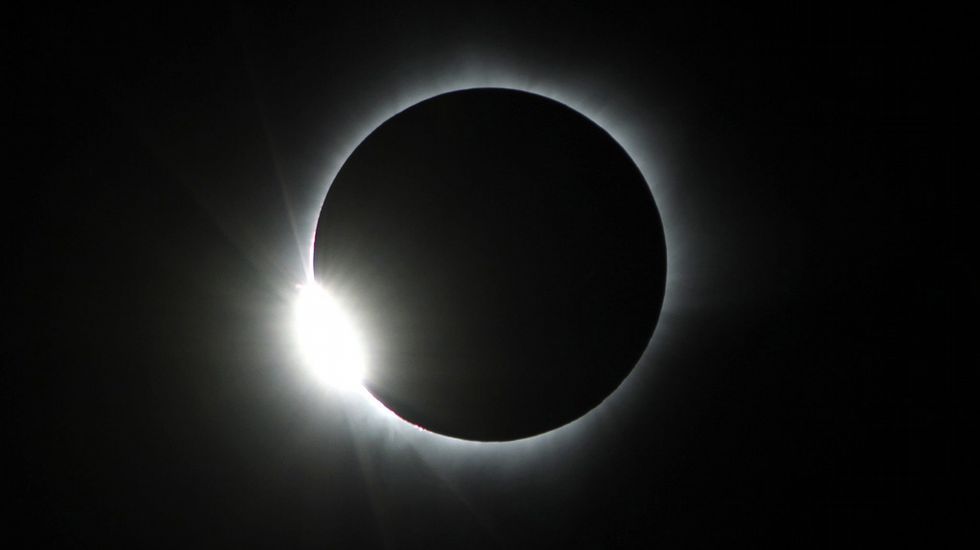 Imagen del eclipse desde una playa de Indonesia.