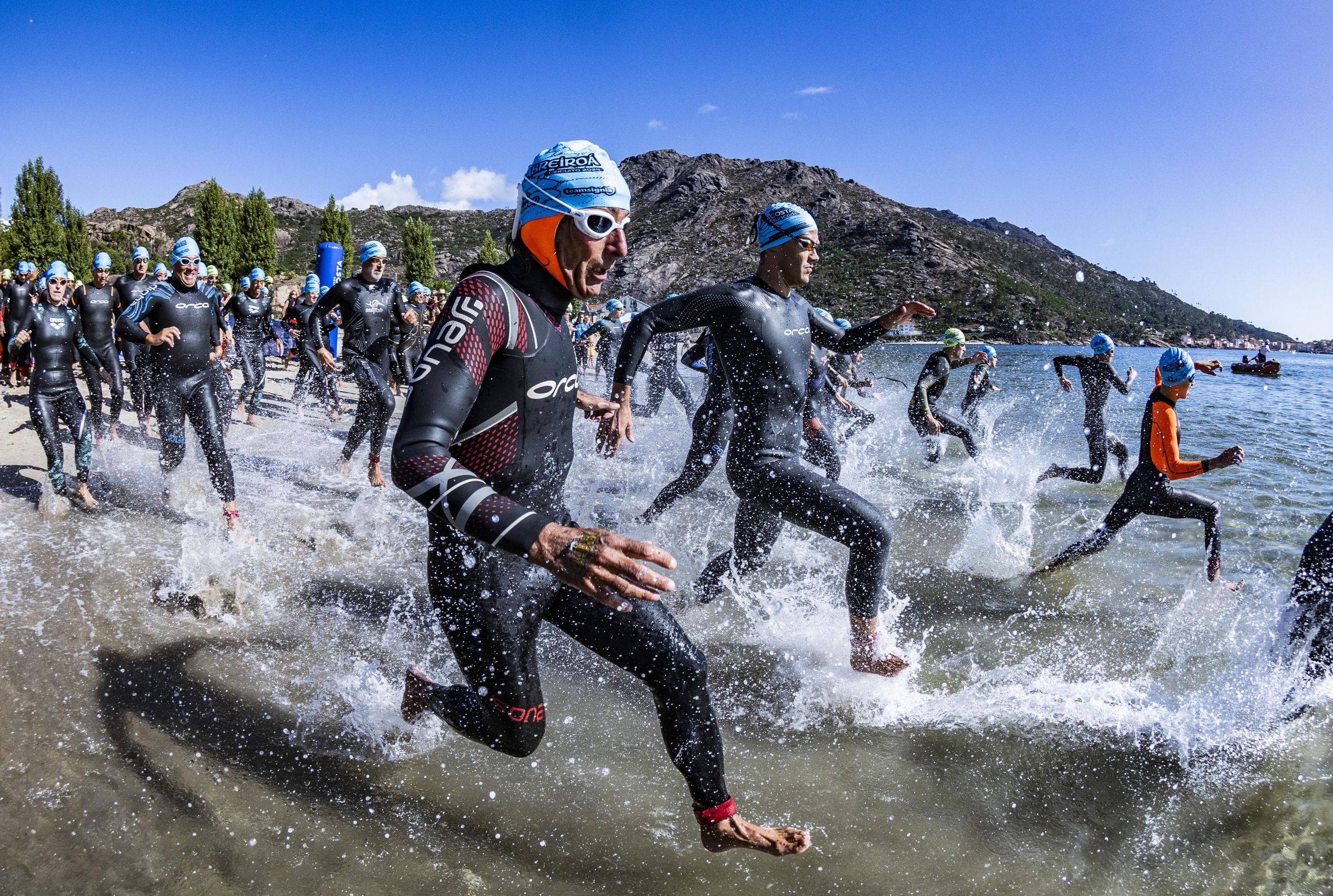 Travesa Costa zaro. Os nadadores lnzanse ao mar nuhna das zonas mis fermosas da Costa da Morte. 07/09/2024