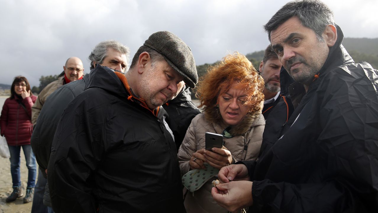 Alberto Chicote visita los bancos marisqueros de Testal en Noia