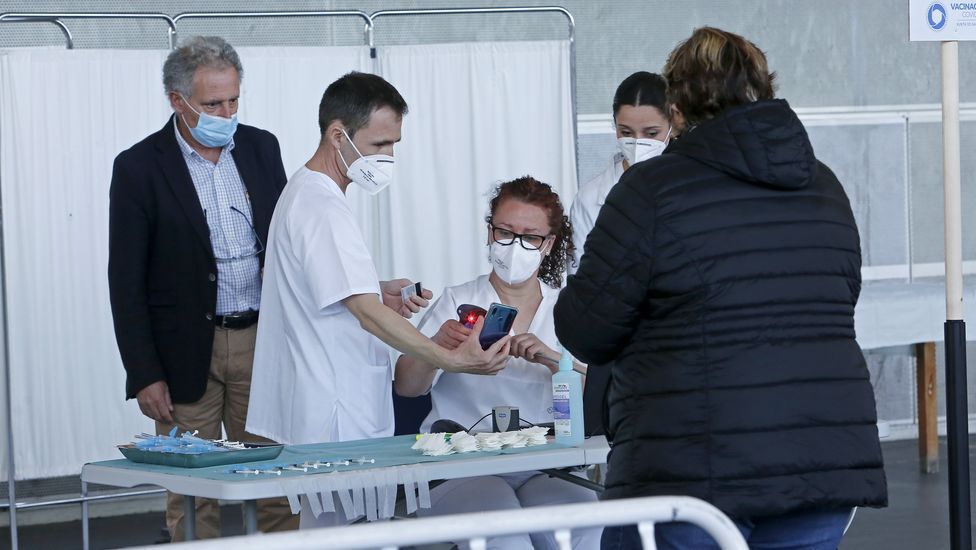 Vacunación masiva contra el Covid-19 con AstraZeneca para personas entre 60 y 65 años en el recinto ferial de Pontevedra