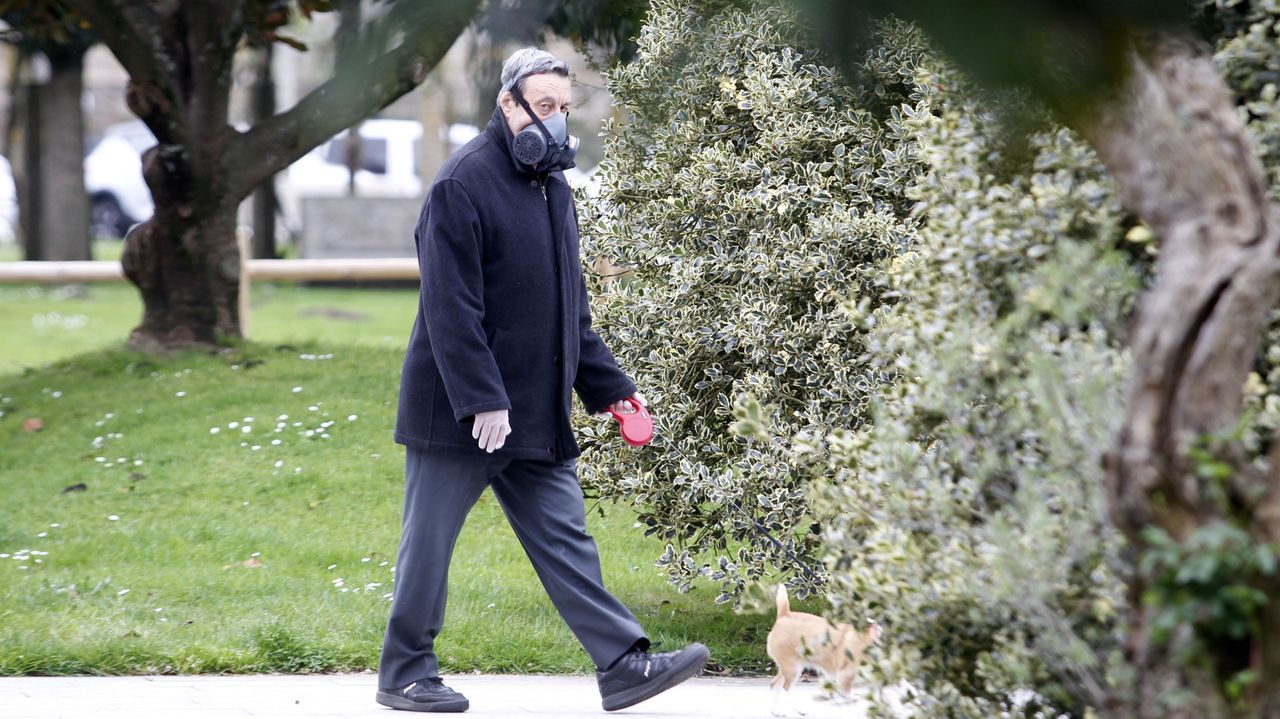 En Monforte también pasean con mascarillas