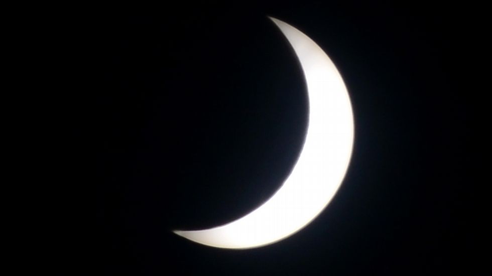 Un niño ve el eclipse desde Yakarta, Indonesia.