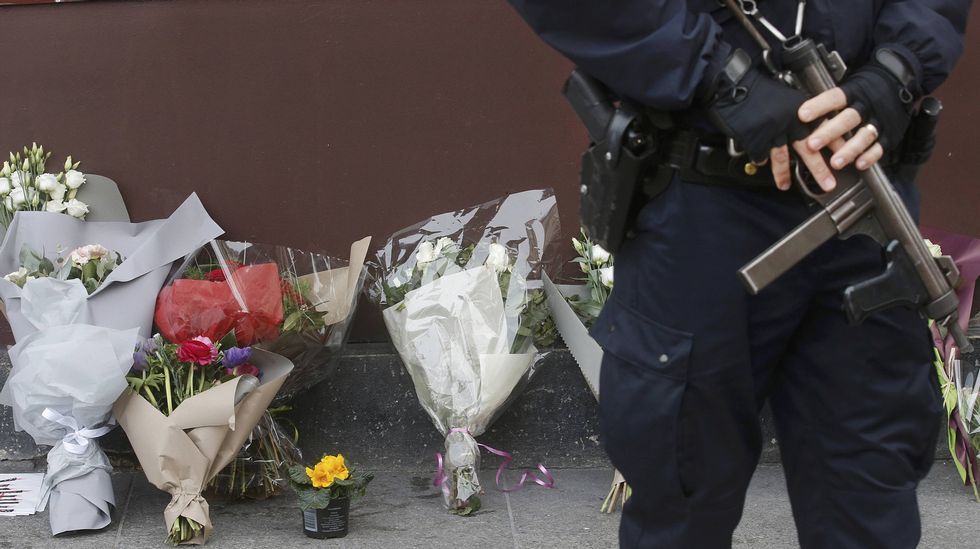 Abrigos abandonados en la calle al lado del Comptoir Voltaire cafe