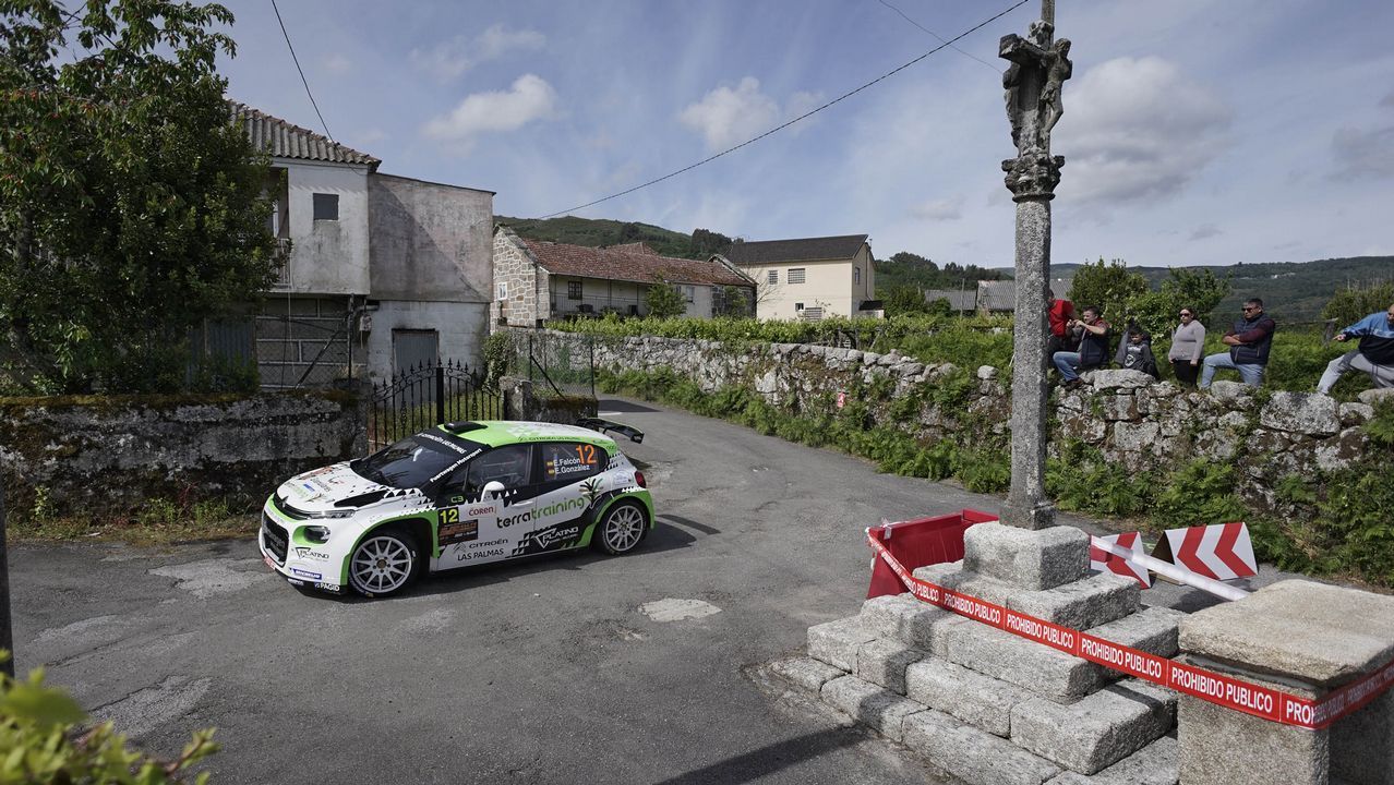 A todo gas en el pueblo de Barroso.La curva del Cruceiro fue un buen escenario para disfrutar del Rali de Ourense