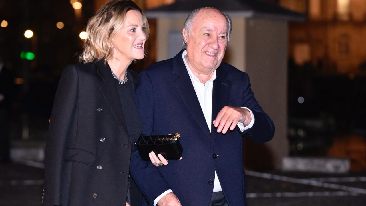 Amancio Ortega y Flora Pérez Marcote, padres de la novia.