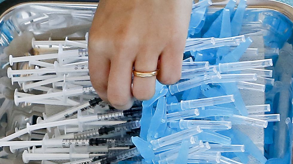 Vacunación masiva contra el Covid-19 con AstraZeneca para personas de entre 60 y 65 años en el recinto ferial de Pontevedra