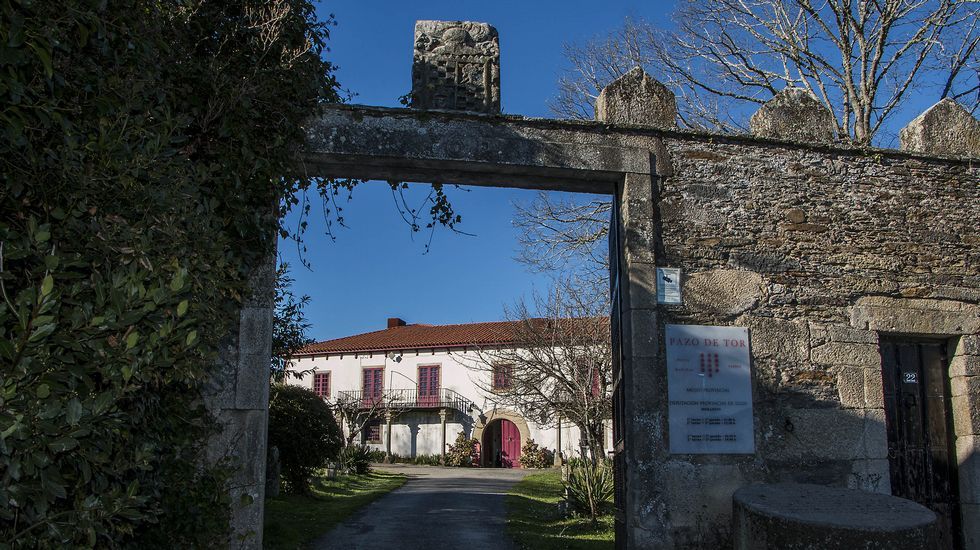 Portón de entrada del muro que delimita los terrenos del pazo