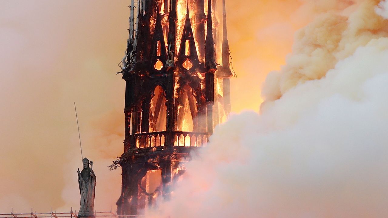 Unos bomberos dentro de la Catedral de Notre Dame