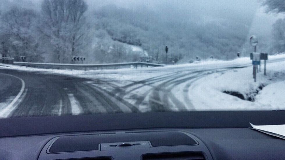 Segundo día de nevadas en Ourense.Nieve en la Ou-536 en Castro Caldelas