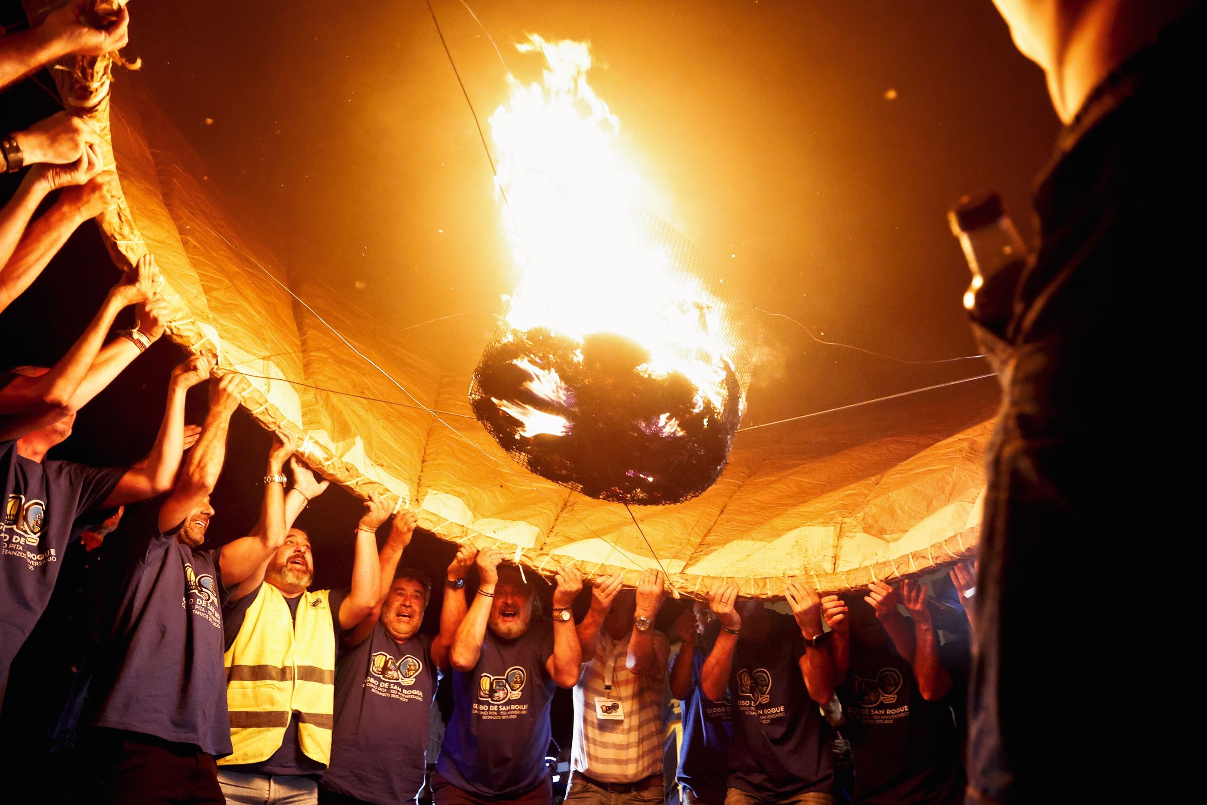 Moitos nervios e emocin nos momentos previos ao despegue do globo de Betanzos, unha xigantesca bola de 25 metros de altura e 16 de ancho. 16/08/2025