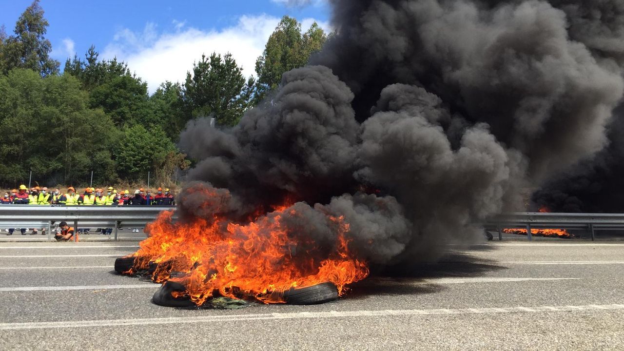 Fuego en la barricadas de este viernes, el devastador incendio que provocará en A Mariña el cierre de la fábrica de San Cibrao