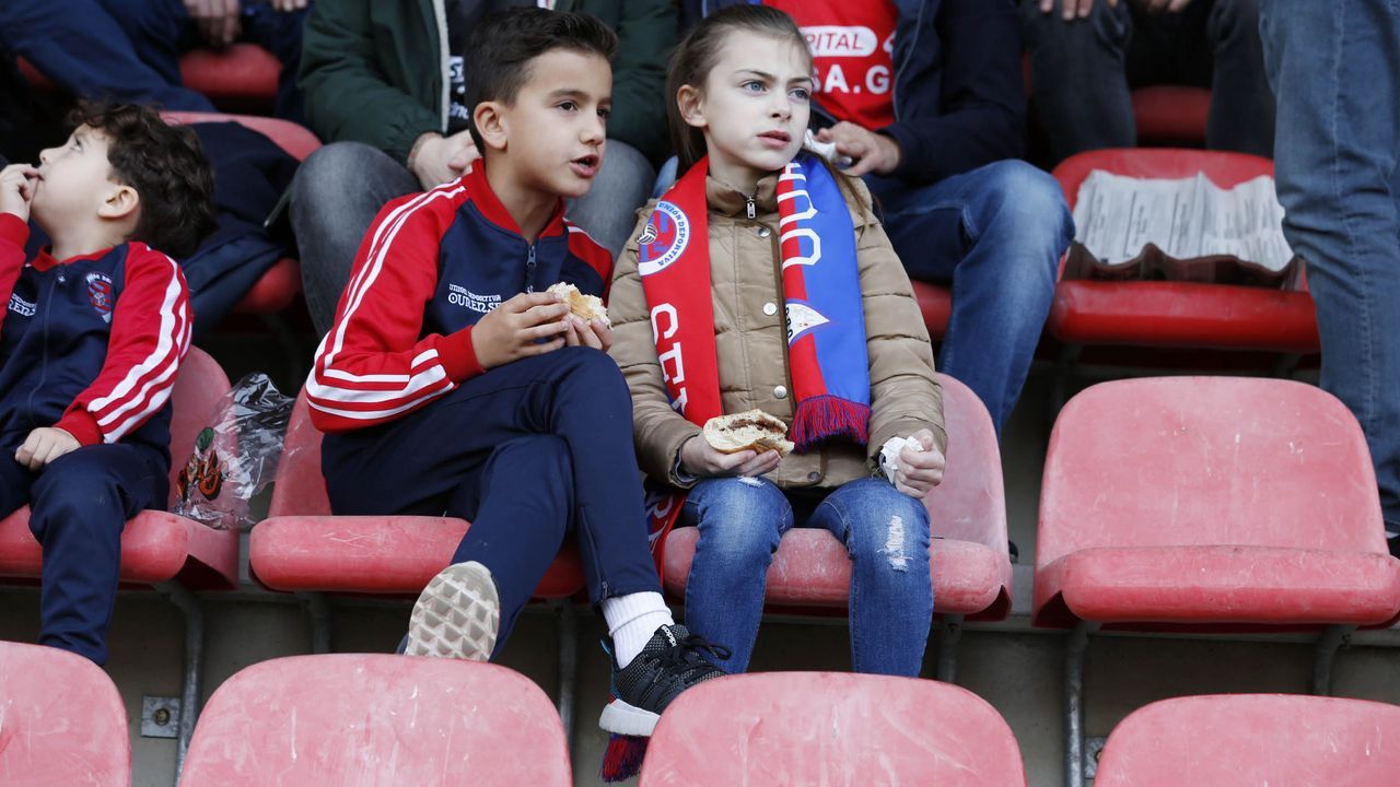 Ambiente de gala en el derbi del fútbol ourensano.La pugna entre la UD Ourense y el Ourense CF fue toda una fiesta del balompié provincial