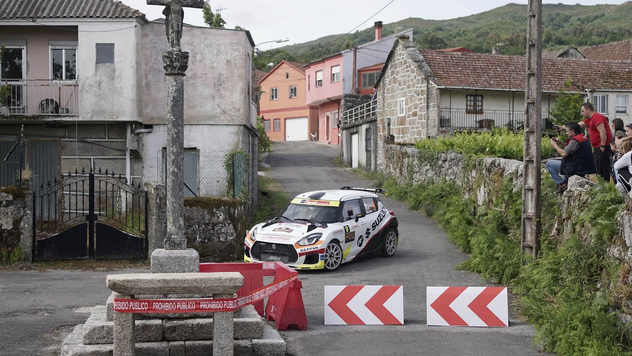 A todo gas en el pueblo de Barroso.La curva del Cruceiro fue un buen escenario para disfrutar del Rali de Ourense