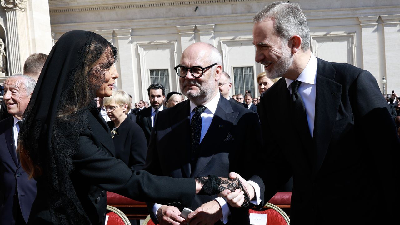 El rey Felipe saluda a la esposa del presidente de Estados Unidos, Melania, en presencia del presidente de Estonia, Alar Karis, en la plaza de San Pedro