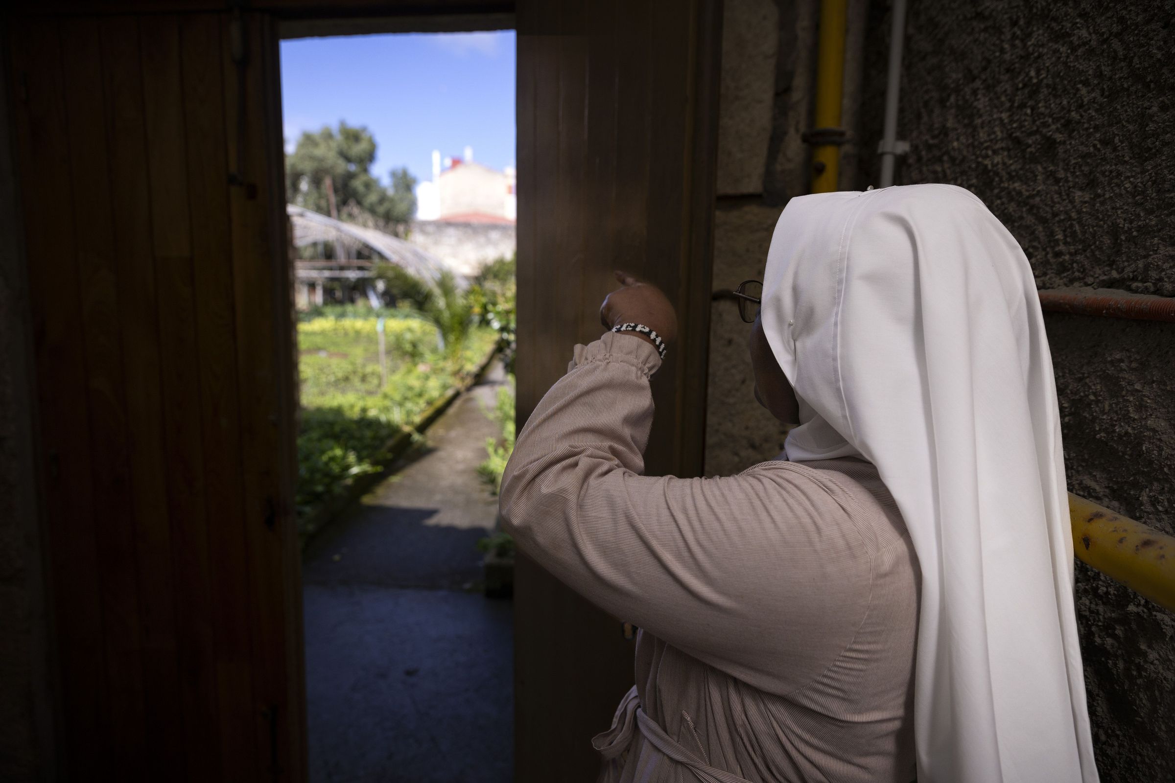 Despu�s de pasar el claustro y tras avanzar por varios pasillos, se llega a una enorme finca amurallada donde las religiosas tienen diferentes cultivos.