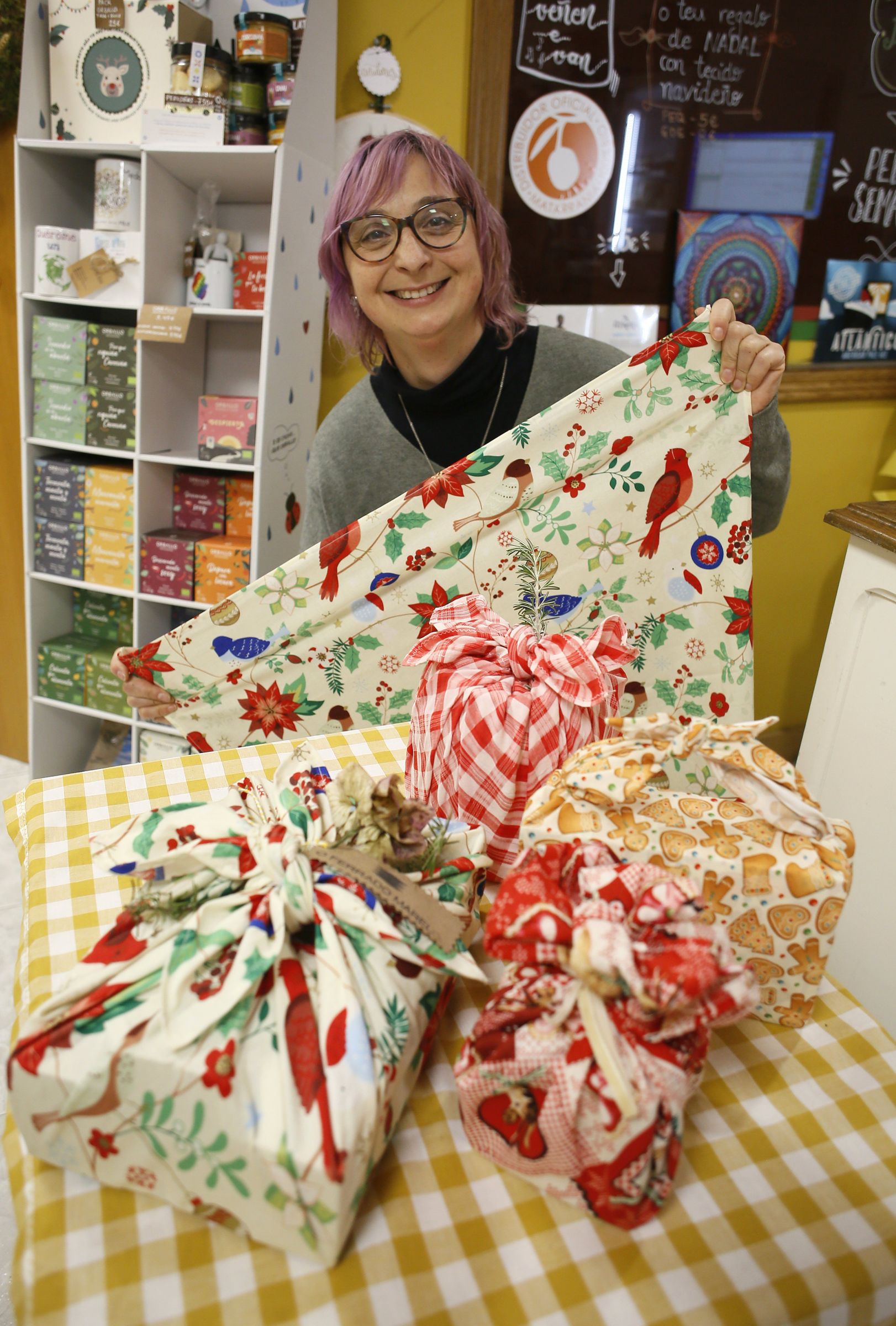 Patricia P�rez, xerente da tenda �O Ferrado Marelo� en Ribadeo, emprega a tecnica de o �furoshiki�,  que � un m�todo xapon�s para envolver agasallos con teas. 18/12/2022