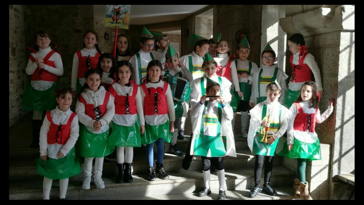 Desfile de alumnos del colegio Nuestra Señora de los Remedios