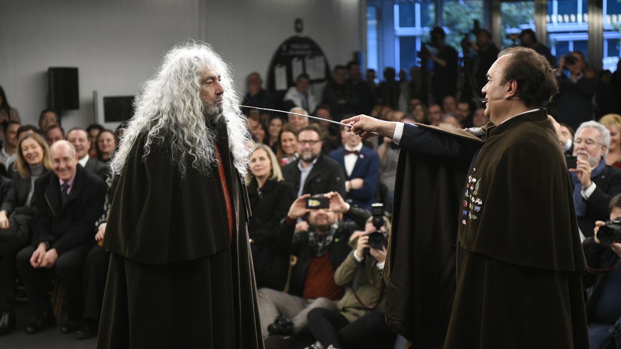 Yosi, líder de Los Suaves, en el acto de nombramiento de los comendadores do Cocido, en Lalín