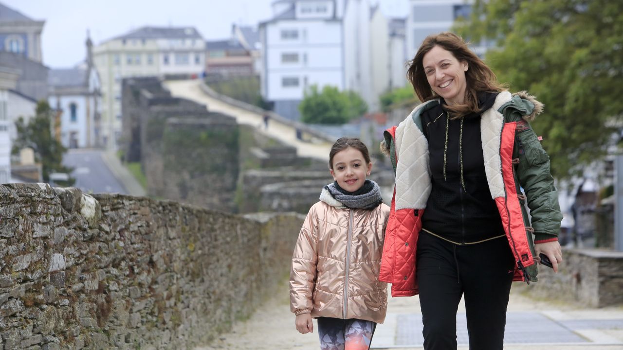 Mara se animó a recorrer con su madre el adarve de la Muralla