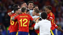 Los futbolistas espa�oles festejan su victoria en la final de la Eurocopa.
