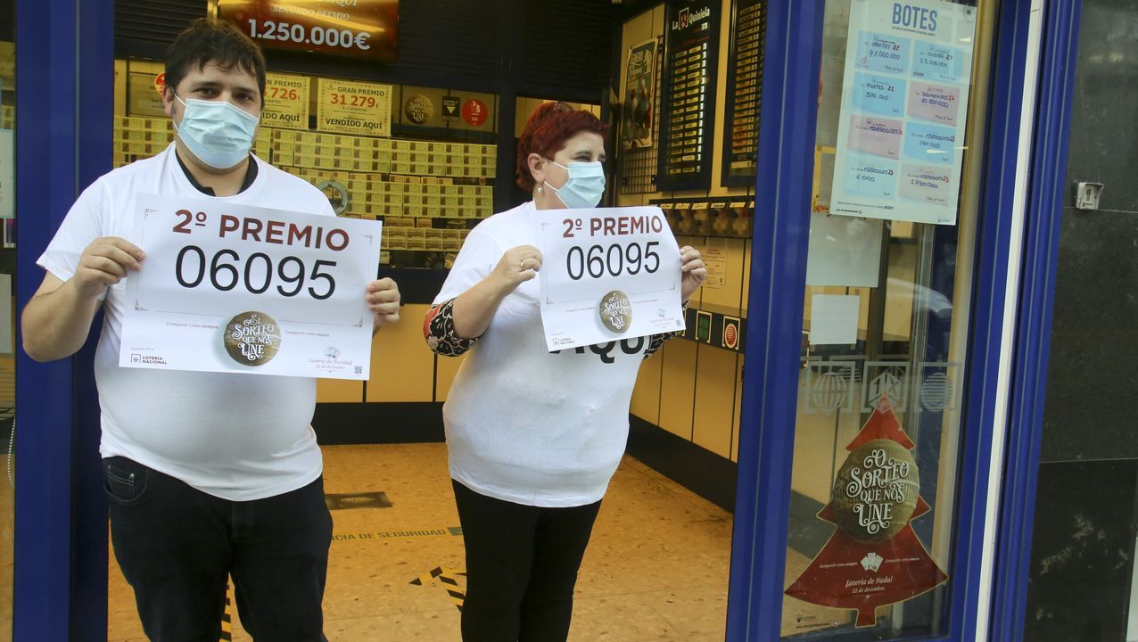 El 86986, un quinto premio, muy repartido por Galicia.Carlos Fernández y Marisol López, de la administración número 8 de Ferrol