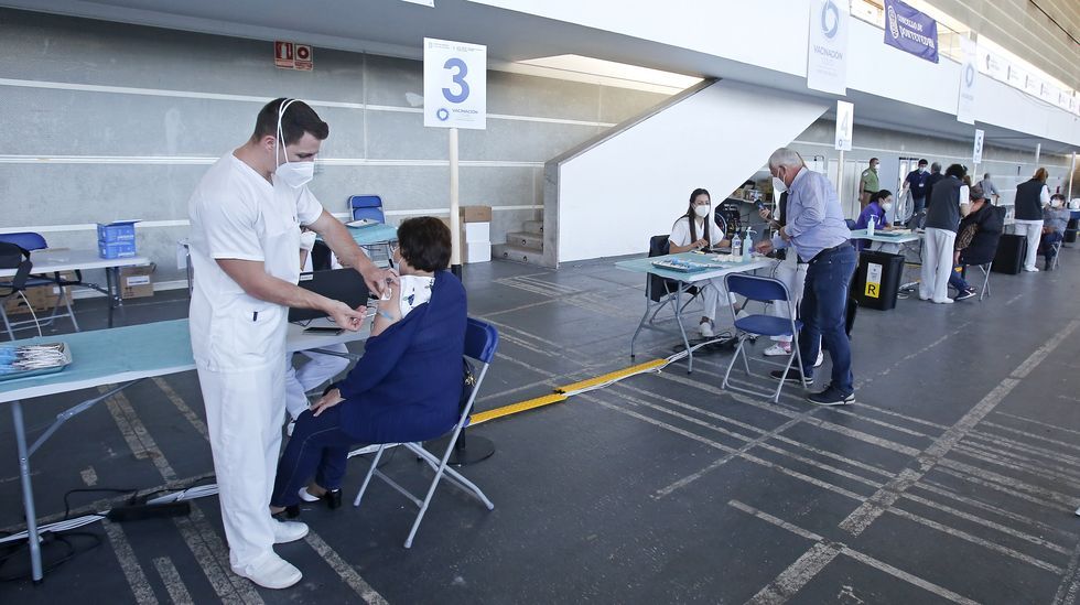 Vacunación masiva contra el Covid-19 con AstraZeneca para personas entre 60 y 65 años en el recinto ferial de Pontevedra