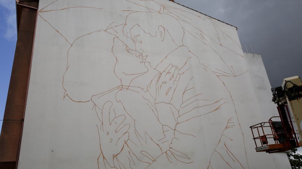 La polaca Natalia Rak interviene en la calle Vila de Negreira