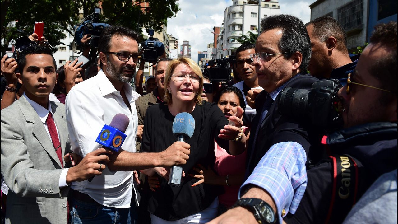 Luisa Ortega Díaz, fiscala general de Venezuela y una de las voces más críticas con Nicolas Maduro, hablando con la prensa en Caracas