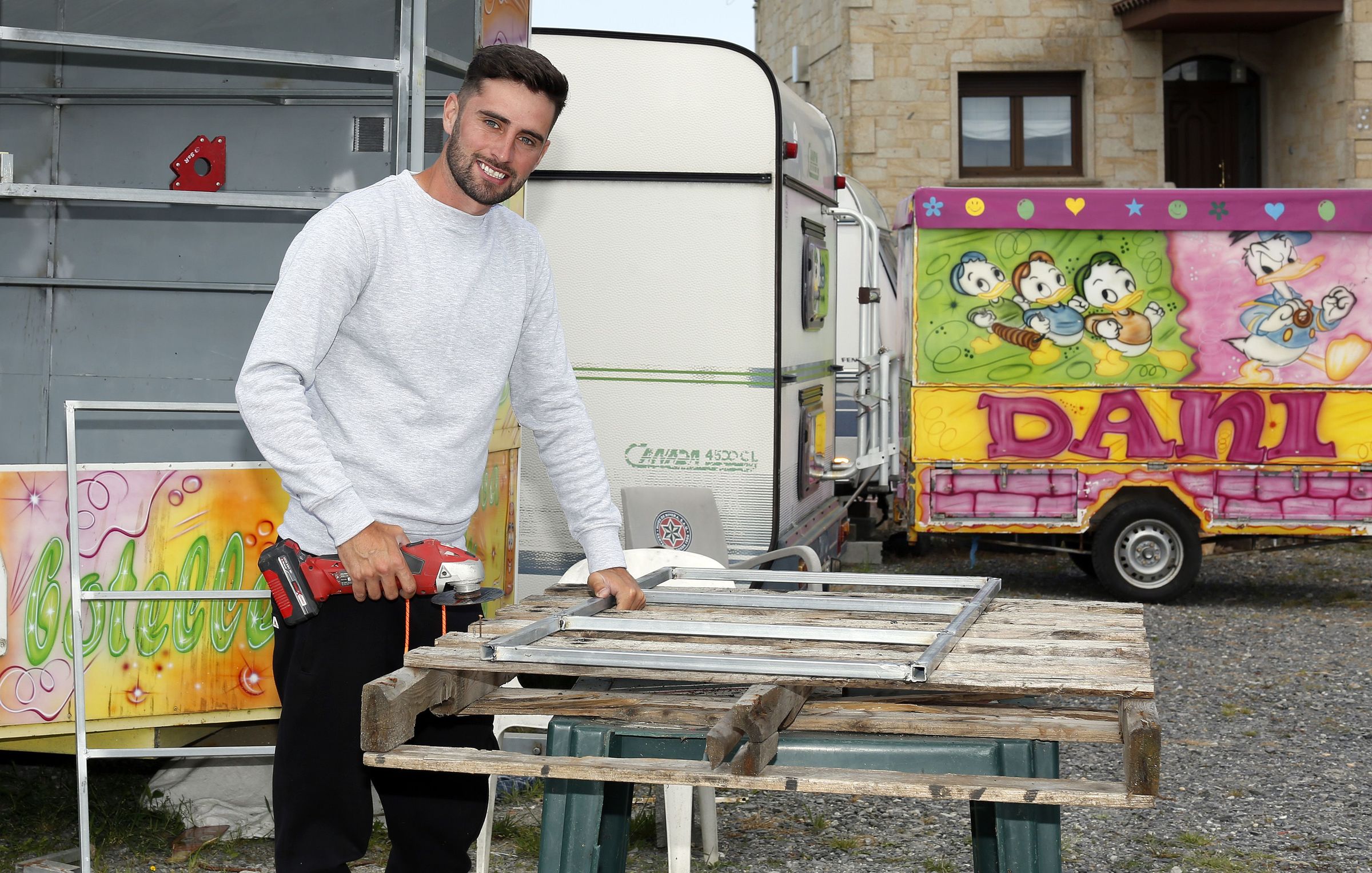 Dani Davila, o mozo dos mil traballos: �te�o cinco negocios para manterme todo o ano a flote�. 11/05/2023