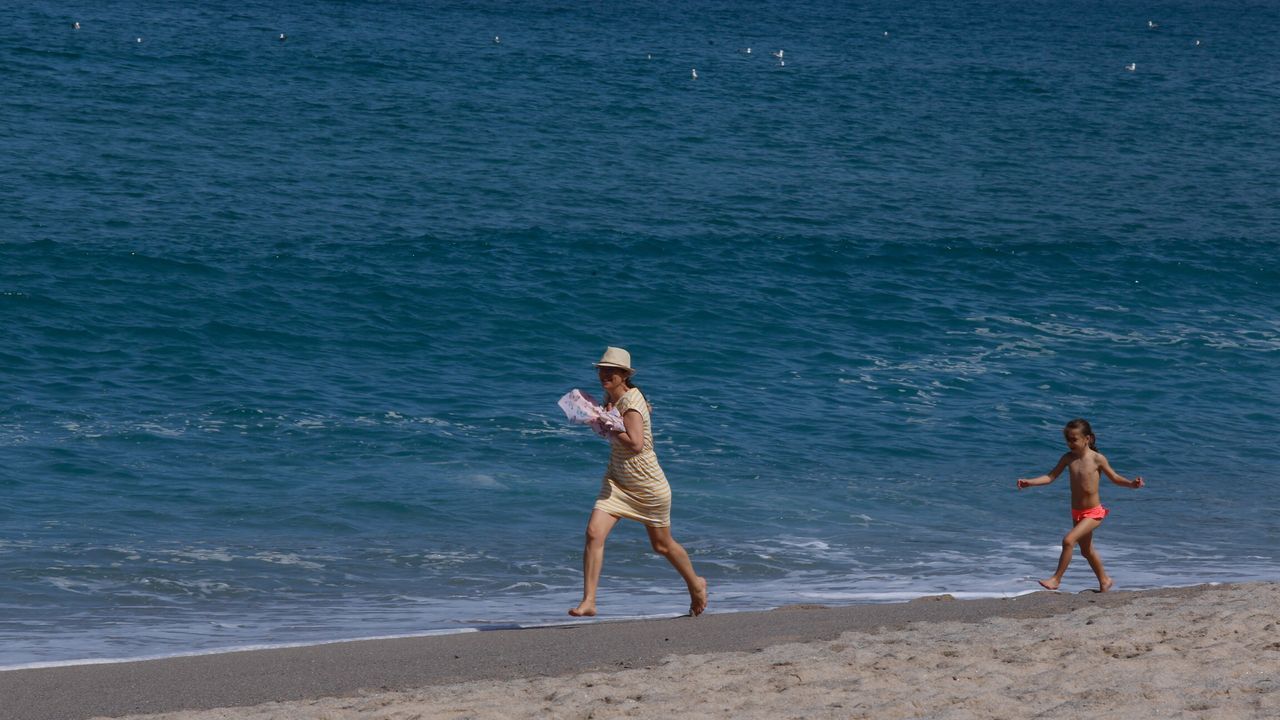 Disfrutando del sol en el paseo marítimo y en las playas en A Coruña