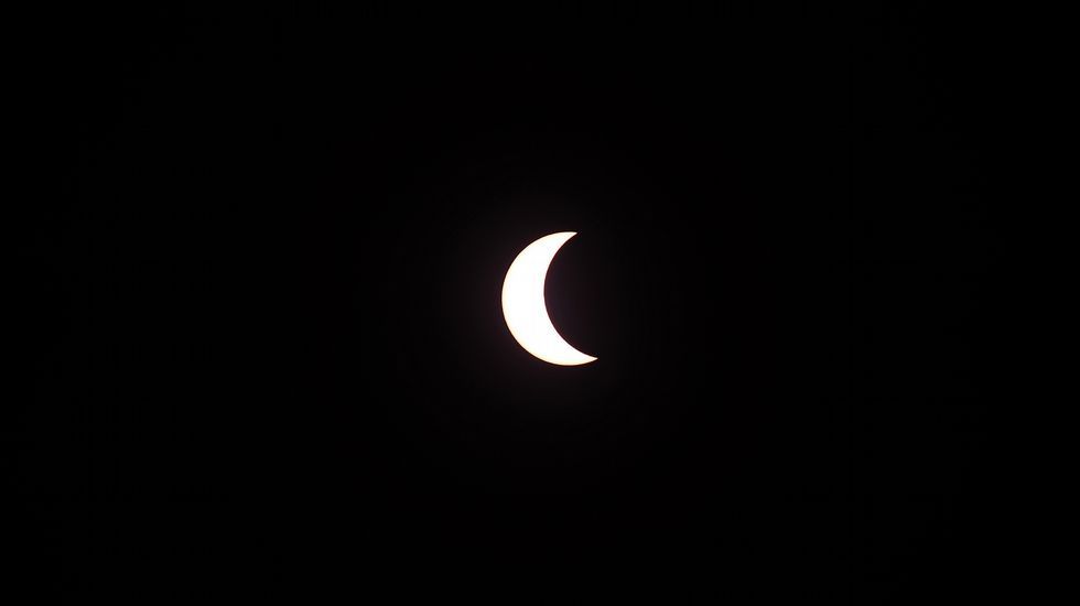 Momento del eclipse solar tras el templo de Prambanan en Yogyakarta (Indonesia)