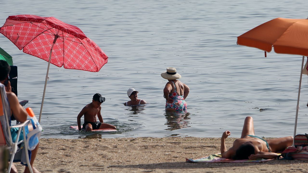 La playa de Razo también estaba llena de gente en esta jornada buscando refrescarse