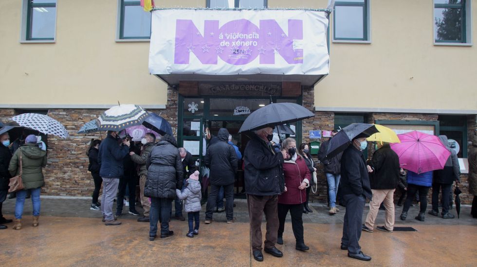 Colas para firmar contra los cambios en el transporte escolar en una mesa instalada ayer en la entrada del Ayuntamiento por la asociación de padres de alumnos
