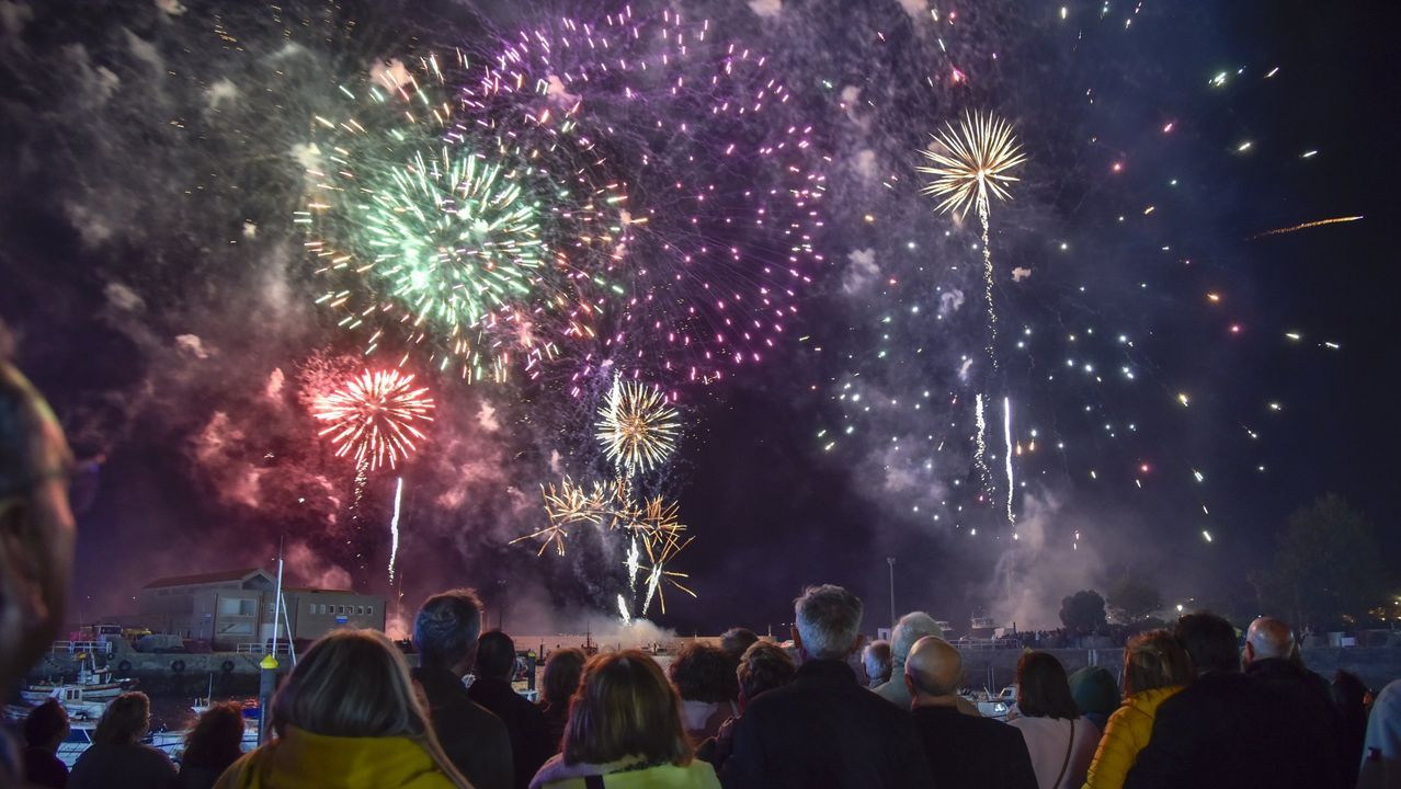 RESUMEN DEL AÑO 2019. Epectáculo de fuegos artificiales en Porto do Son