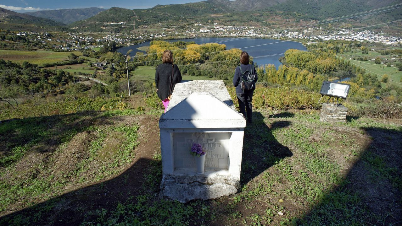 Cementerios singulares de Ourense.Vistas sobre el embalse, con la tumba de Antolina como punto estratégico, en el camposanto de Petín.