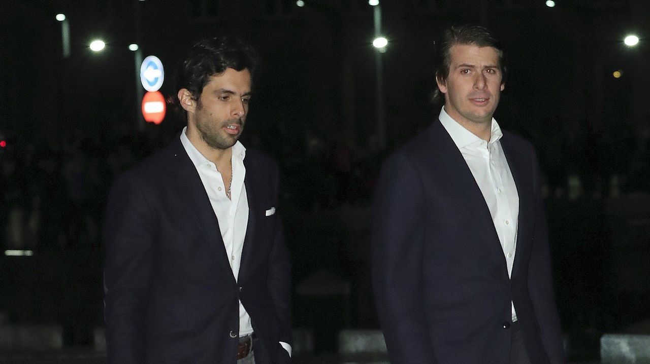 Alonso Aznar (el de la izquierda) hijo del expresidente del Gobierno José María Aznar a su llegada