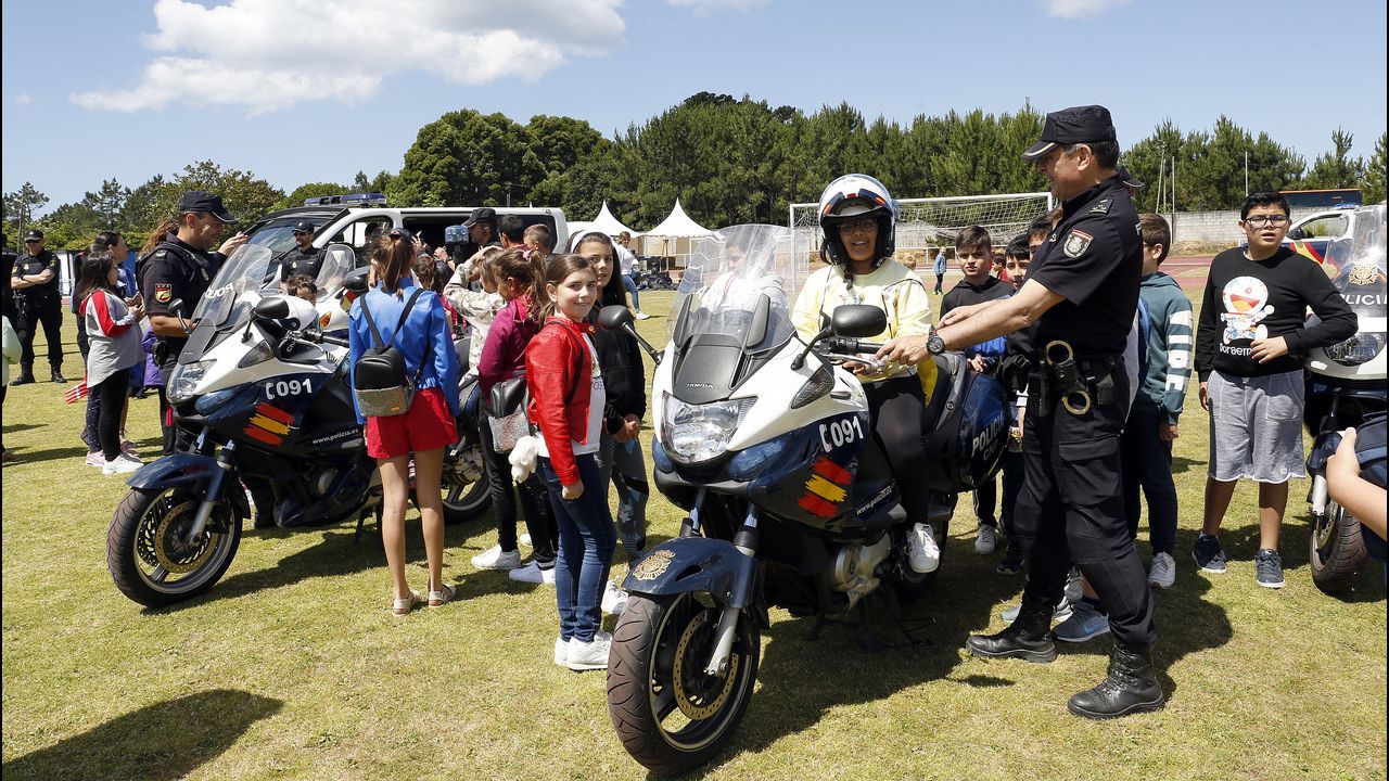 Exhibicion de la Policía Nacional para los escolares de Ribeira con helicoptero, caballería, perros de rastreo