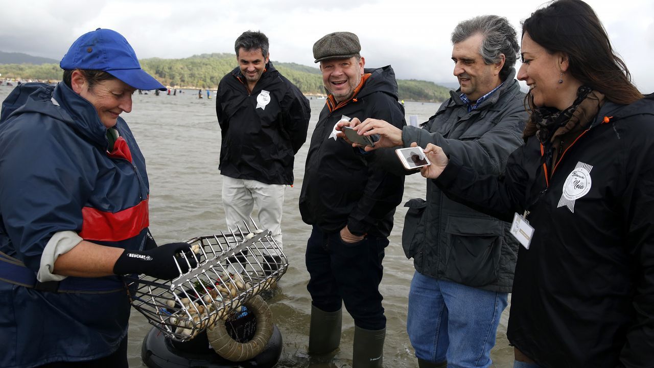 Alberto Chicote visita los bancos marisqueros de Testal en Noia