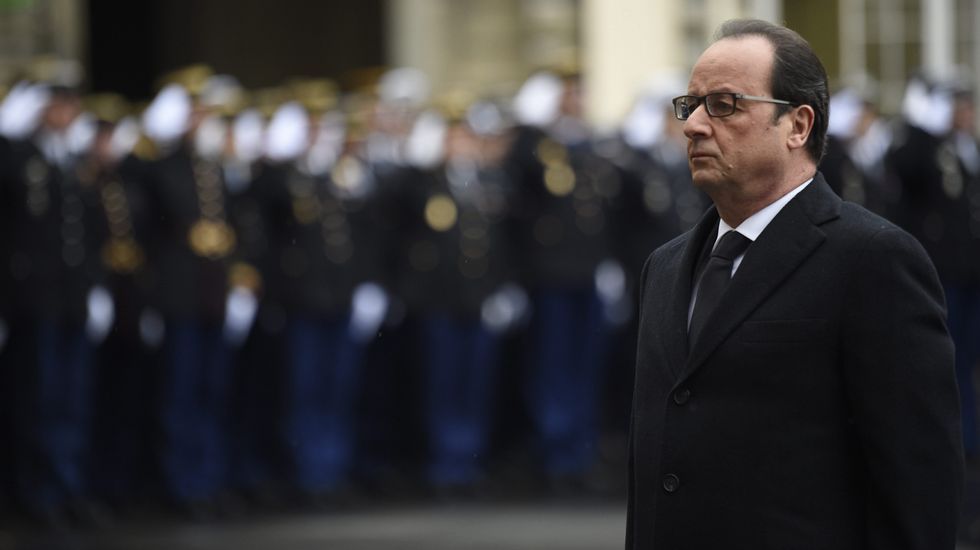 El presidente francés, François Hollande, rindió hoy tributo a las víctimas mortales del atentado contra el semanario satírico «Charlie Hebdo».