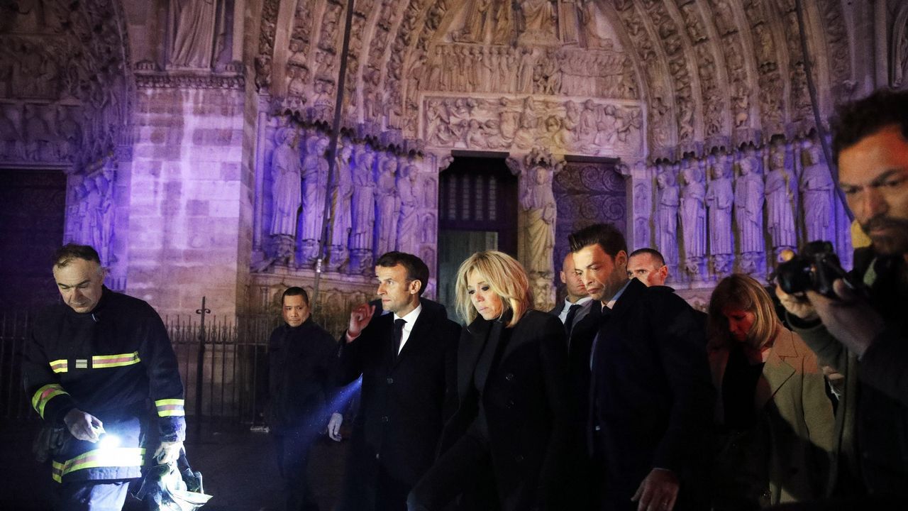 Unos bomberos dentro de la Catedral de Notre Dame