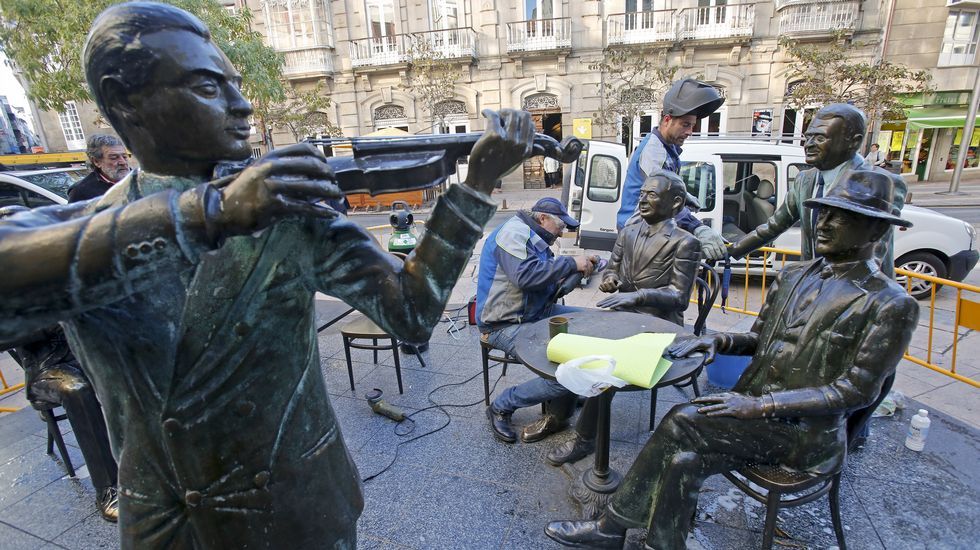 Reposición del brazo de la escultura de Paz Andrade